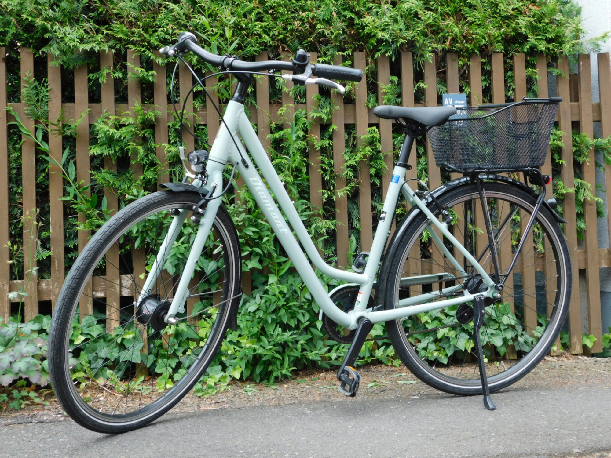 Tourenrad mit Nabenschaltung im Farbton graugrün mit Korb zum Transport von kleinen Gegenständen